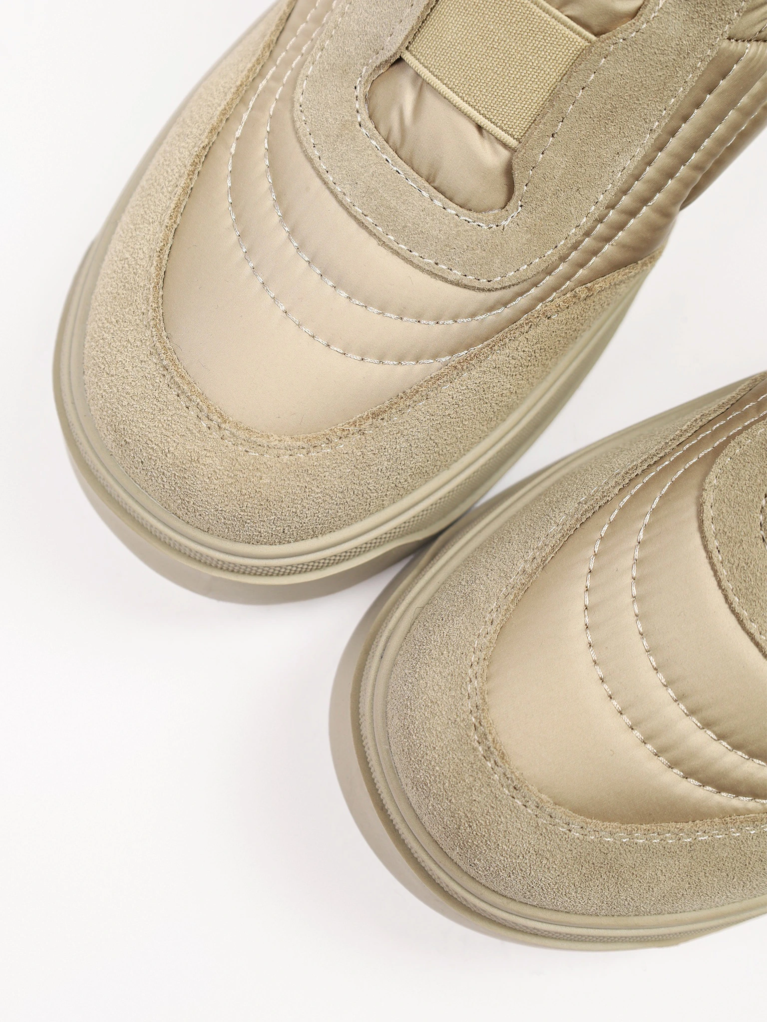 Дутики комбинированные бежевого цвета на средней платформе